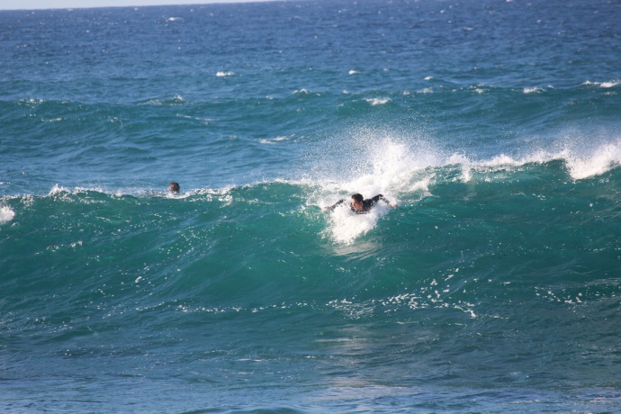 surfer-hookipa-wave