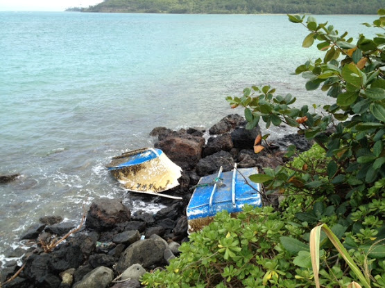 Photo courtesy Hawaii News Now, used by permission. Boat in pieces on the rocky shore at Kahana Bay. Japanese characters are visible on the right bow.