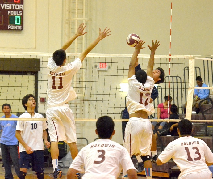Kamehameha Maui's Kekoa Travis Uyechi goes wide, around the Baldwin block led by Trent Helle (11) and Kyson Kaiama (12). Photo by Rodney S. Yap.