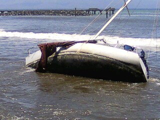 30’ fiberglass sailboat “Best Revenge”  which broke off its mooring.  Staff are working to obtain a bid from a salvage company to remove this vessel. Photos courtesy DLNR Maui district boating office.