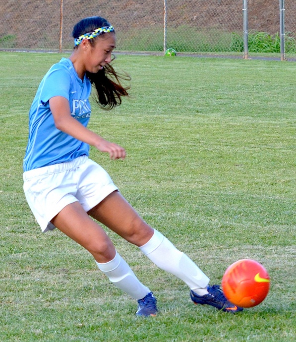 Pono soccer player Ilihia Keawekane puts her foot to the ball. Photo by Rodney S. Yap.