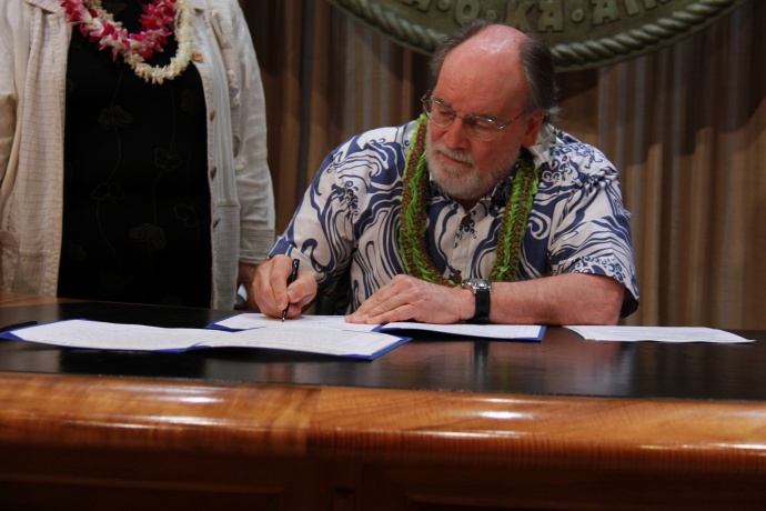 Gov. Neil Abercrombie signing HB980. Courtesy photo Office of the Governor.
