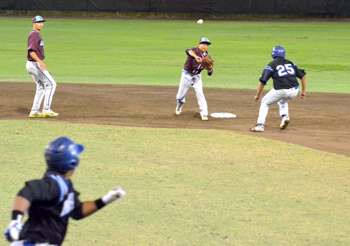 Baldwin second baseman Lane Kashiwamura doubles up Maui High runners Micah Isagawa (25) at second and at first. The double play was one two Baldwin executed defensively in the last two innings of the game. Photo by Rodney S. Yap.