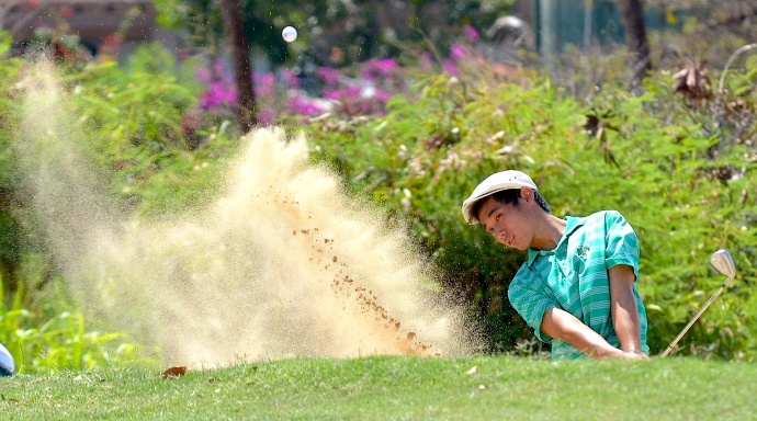 Mid-Pacific golfer Skye Inakoshi uses his sand wedge out of the bunker at No. 14 Wednesday at the Royal Kaanapali Golf Course. Inakoshi placed third in the boys individual scoring with a 36-hole total of 68—75—143. Photo by Rodney S. Yap.