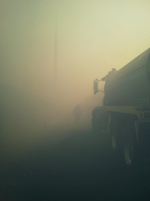 The thick smoke at the landfill made visibility difficult for the Maui fire fighters at the scene. Photo by Rod Antone.