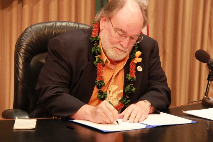 Governor Neil Abercrombie Signs SB 856 into law. Photo courtesy Office of the Governor, State of Hawaiʻi.