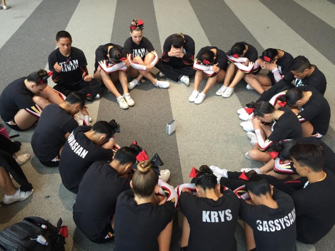 The HASC Restricted Level 5 team prepare to take the floor on day two of the NCA All Star Nationals in Dallas. Photo courtesy of Hawaii All-Stars.