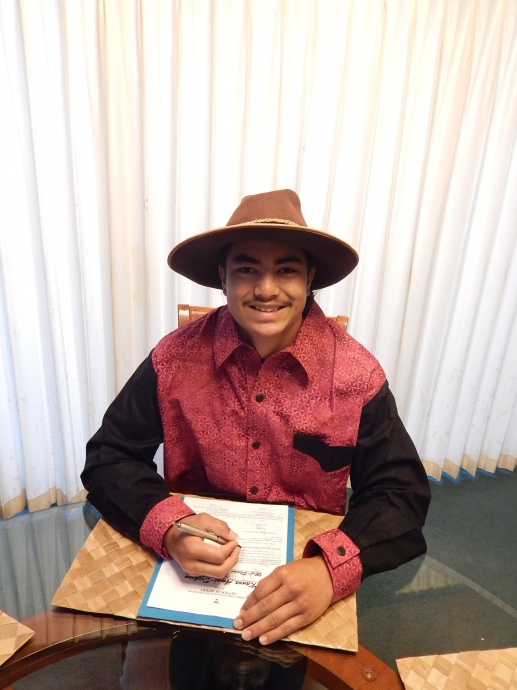 Kanoa Awai-Dickson signs a National Intercollegiate Rodeo Association Letter of Intent to rodeo for Mid-Plains Community College in Nebraska.