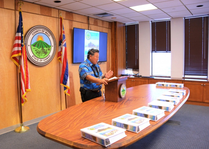 Maui Mayor Alan Arakawa presenting his FY 2016 budget to the Council. Photo courtesy County of Maui, Office of the Mayor.