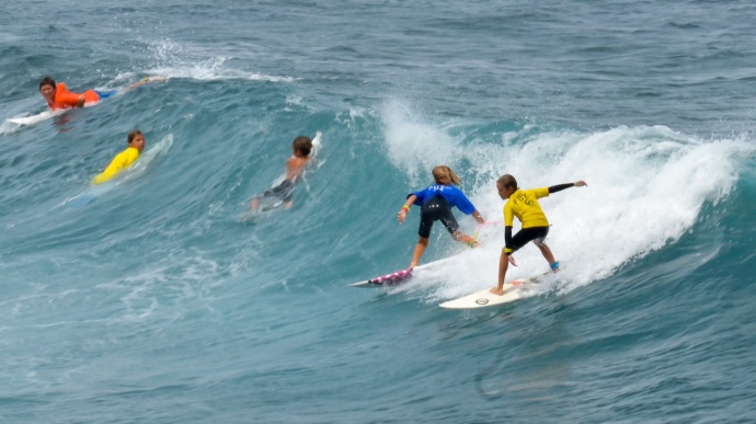 The boys get busy during a mid-day heat Saturday at Hookipa Beach Park. Photo by Rodney S. Yap.