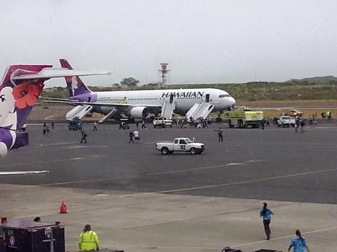 Hawaiian Airlines plane makes emergency landing at Kahului Airport. Photo credit: Kui Totau.
