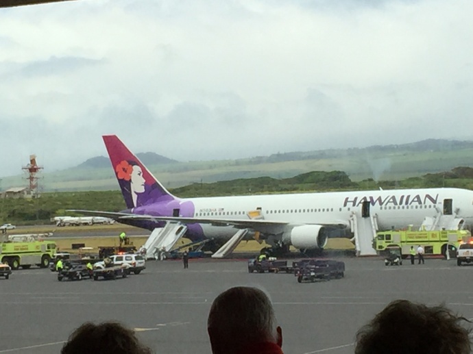 Hawaiian Airlines plane makes emergency landing at Kahului Airport. Photo by Lori Prieto.