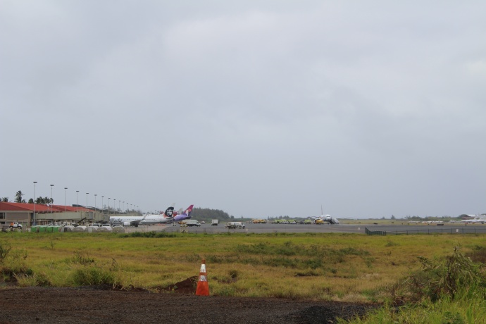 Hawaiian Airlines plane makes emergency landing at Kahului Airport. Photo by Wendy Osher.