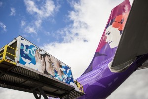 Hawaiian Airlines’ service vehicle painted by Hawaiʻi street artist Kamea Hadar, and the husband-and-wife street artist duo Hitotzuki. Hawaiian Airlines photo.