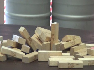 Jenga and other games are available at Koholā Brewery. Photo by Kiaora Bohlool.