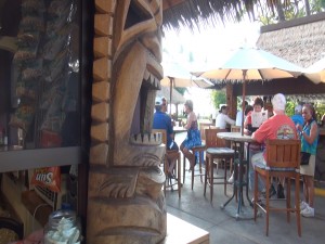 Tiki Terrace Bar at Kā‘anapali Beach Hotel. Photo by Kiaora Bohlool.