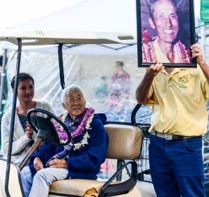Maui Interscholastic League Track & Field Association President Allan Fernandez holds up a picture of the late Satoki Yamamoto. Wife, Doris, and grand daughter Aleysa Martin were in attendance Saturday. Photo by Rodney S. Yap.