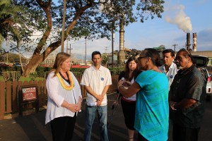 Jane Sanders speaking with supporters in front of the HC&S Sugar Mill in Puʻunēnē. Photo by Wendy Osher.