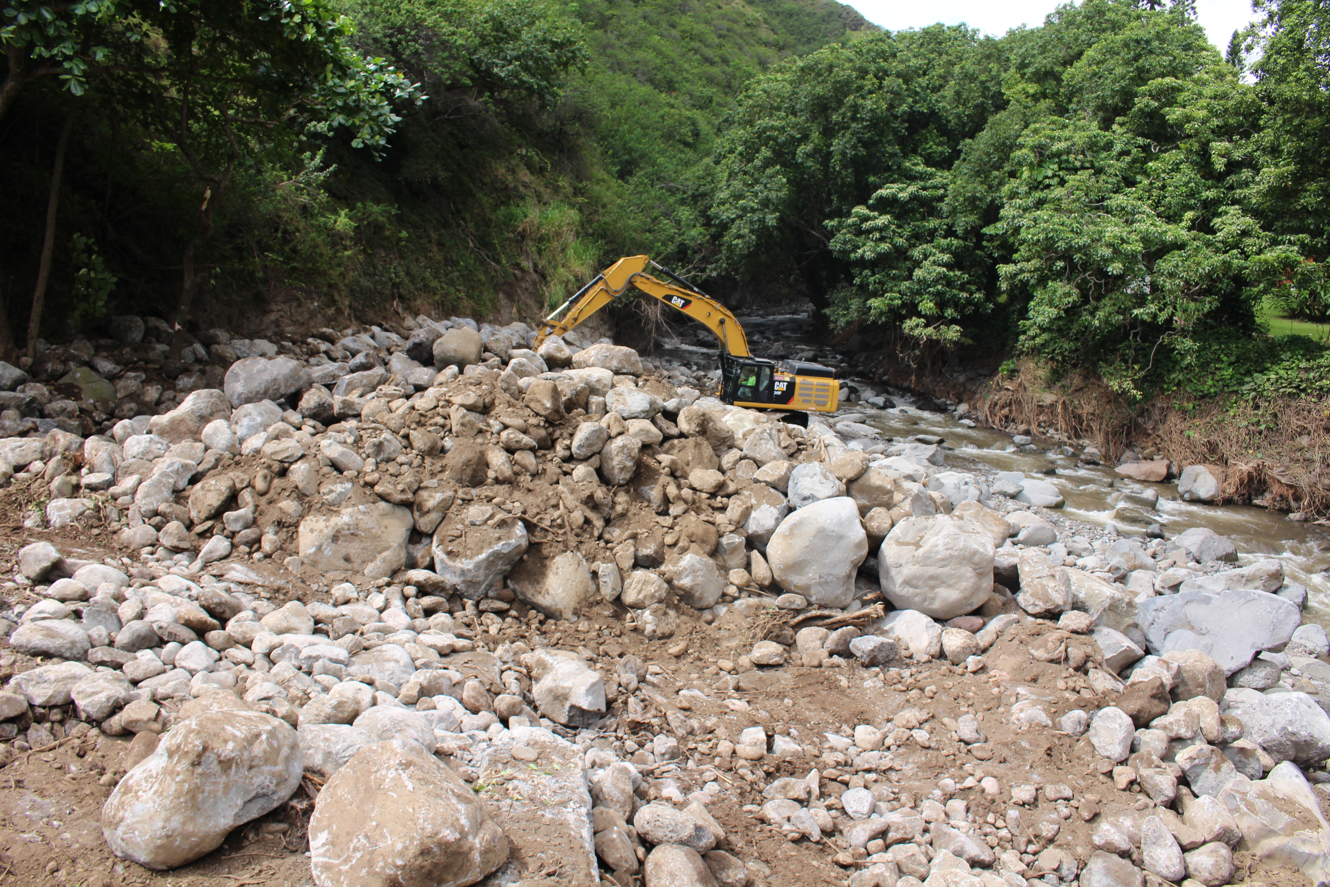 ʻĪao Valley flood restoration and boulder removal below the bridge near Kepaniwai. Photo 10.4.16 by Wendy Osher.