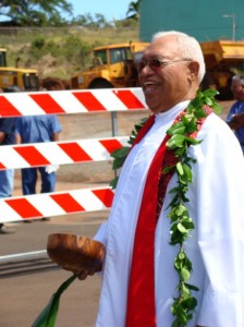 The Reverend Earl Kukahiko performs the blessing at groundbreaking site located at the Ikena Street, Lahainaluna Road intersection.  Photo by Wendy Osher.