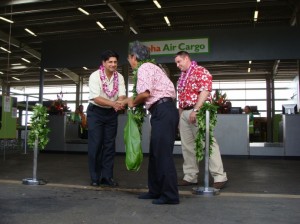 Mike Malik (left) and Kahu Alika (center) shake hands as Eric Van Andel (right) looks on from behind.  Photo by Wendy OSHER Â© 2009 