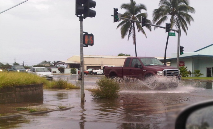 Areas prone to flooding began ponding as a heavy line of showers began making its way across Maui this afternoon.  Photo by Wendy Osher.
