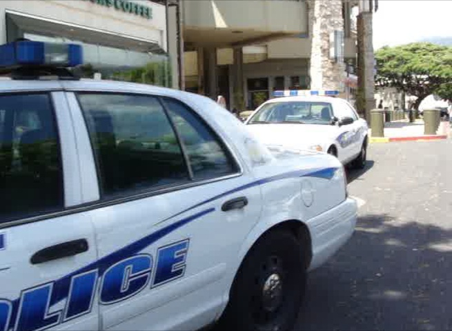 Maui police respond to the incident at the Queen Kaahumanu Center. Photo by Wendy Osher.