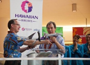 JetBlue CEO Dave Barger and Hawaiian Airlines CEO celebrate a new partnership in 2012.(PRNewsFoto/JetBlue Airways) 
