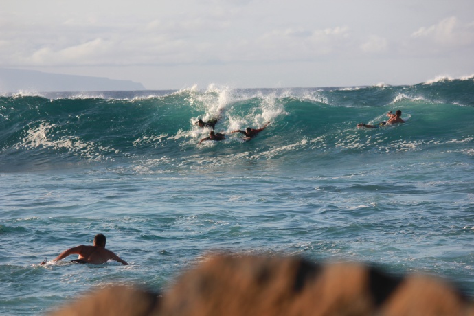 surfers-crowd-lineup-hookipa