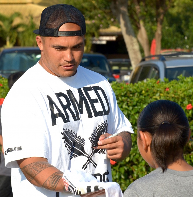Former Baldwin and USC standout Kaluka Maiava, shown here signing autographs at a speed camp here last month, signed a three-year, $6 million free-agent contract with the Oakland Raiders on Wednesday. File photo by Rodney S. Yap.
