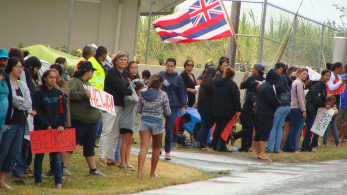 Keiki were among those holding signs at a demonstration in May that was organized in protest of a lottery for placement in the Hawaiian language immersion kindergarten at Pāʻia Elementary School on Maui. The lottery was subsequently cancelled. Photo by Wendy Osher.