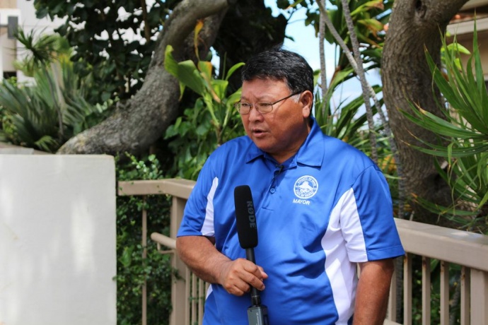 Mayor Arakawa discusses contingency plans as Flossie nears.  Photo by Wendy Osher.