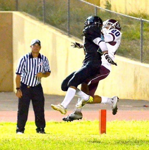 Baldwin High's Patrick Turner (20) pulls down this touchdown pass while being defended by King Kekaulike's Jacob Ramos