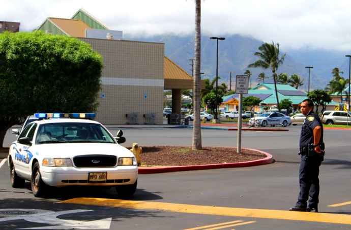 Police blocked the entrance and exits to the Kmart store in Kahului.  November 1, 2013. Photo by Wendy Osher.