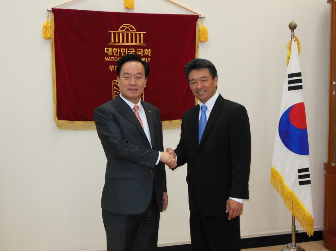 Korea Baseball Association President Byungsuk Lee and Lt. Gov Tsutsui. Courtesy photo.