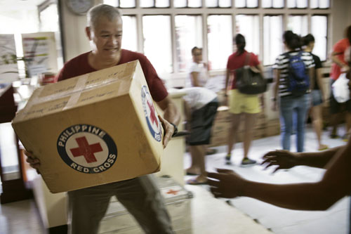 Philippines, November 2013. Typhoon Haiyan struck Philippines 8th November, 2013. Volunteers and staff working with food items at Philippine Red Cross HQ. Photo: Jarkko Mikkonen / Finnish Red Cross.