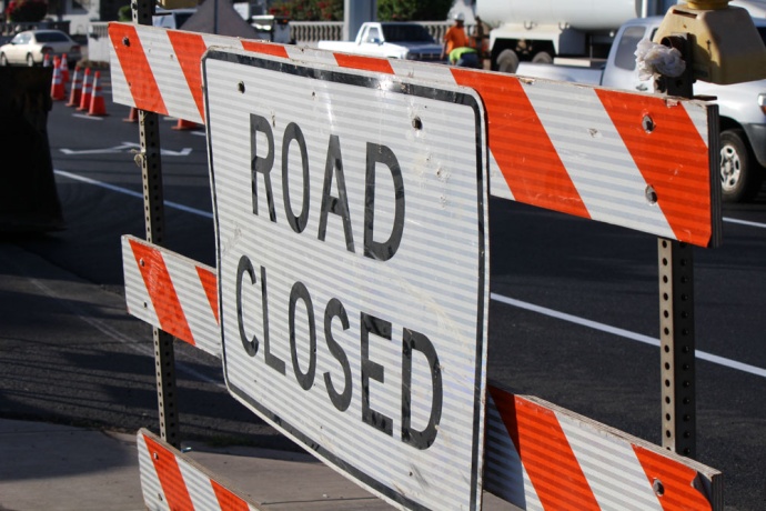 Road work, road closed sign at the Wakea Avenue repaving project in Kahului. Photo by Wendy Osher.