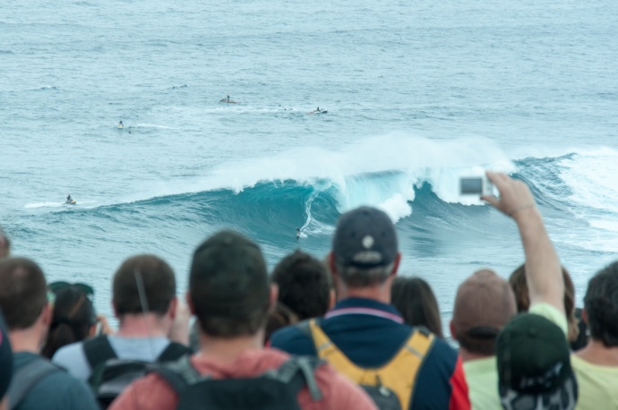  Hundreds of spectators crowded the cliffs at Peahi to watch some of the world’s best and bravest surfers risk their lives for the ride of a lifetime. Photo by Riley Yap.