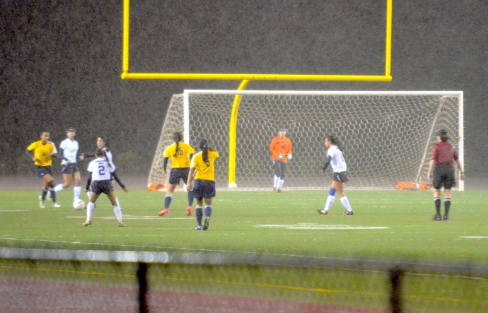 Rain pelts both team before officials call halt to match Tuesday. Photo by Rodney S. Yap.