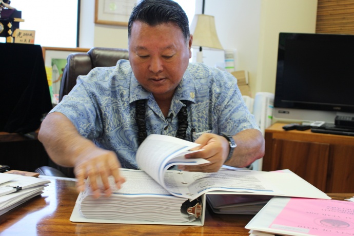 Maui Mayor Alan Arakawa with Fiscal Year 2015 Budget. Photo by Wendy Osher.