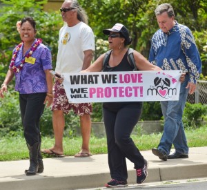 Maui councilwoman Elle Cochran (left) and Kauai councilman Gary Hooser (right) join marchers in the anti-GMO rally held on Sunday. Photo by Rodney S. Yap.