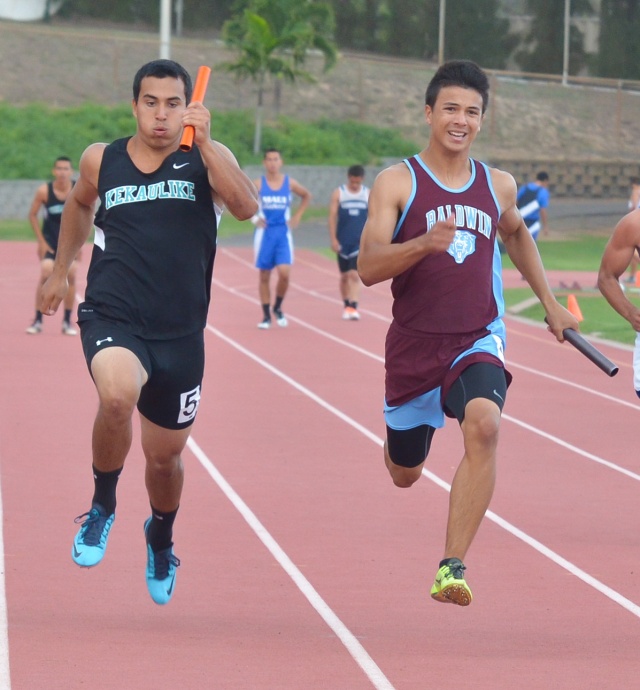 Kekaulike's Jay Braun and Baldwin's Dylan Leigh race stride for stride toward the finish of the 4 x 100 relay. Photo by Rodney S. Yap. 
