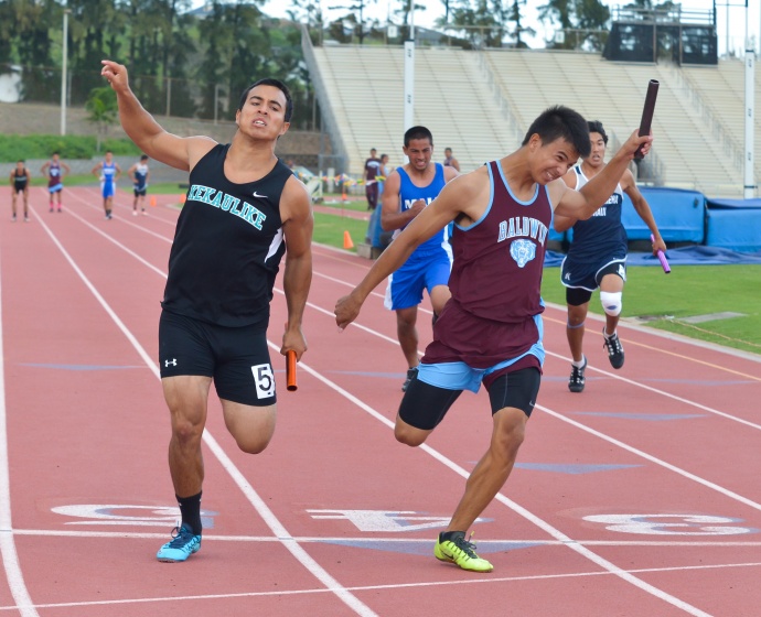 King Kekaulike's Jay Braun and Baldwin's Dylan Leigh finish the boys 400 relay dead even in 43.91 seconds. Photo by Rodney S. Yap.