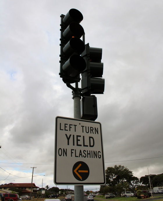 Flashing yellow arrow at Kamehameha and Kane in Kahului. Photo by Wendy Osher.