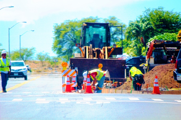 Contractors begin construction at the Papa/Lono Avenue intersection in Kahului. Photo by Wendy Osher.