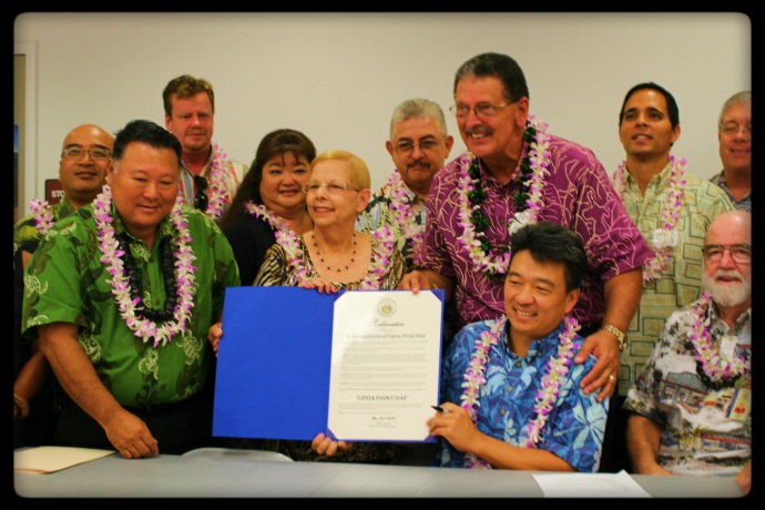 Acting Governor Shan Tsutsui signs proclamation for the preservation of Līpoa Point in perpetuity. Photo by Wendy Osher.
