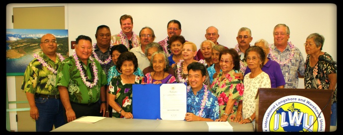 Acting Governor Shan Tsutsui signs proclamation for the preservation of Līpoa Point in perpetuity. Photo by Wendy Osher.