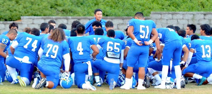 Maui High head coach David Bui talks with his team prior to its first-round contest at against Baldwin earlier this year at War Memorial Stadium. File photo by Rodney S. Yap.