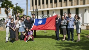 Mayor Alan Arakawa and Pingtung Sister County Chairmen Alexander C.H. Chang and Elizabeth H.T. Hsu hold a Taiwan flag on the front lawn of the County Building to mark the occasion of the Pingtung delegation’s visit. Photo courtesy County of Maui.