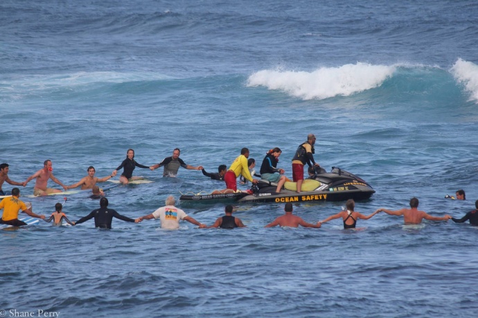 Surfers gather at Hoʻokipa in support of mother's lover for her son. Photo courtesy Shane Perry.